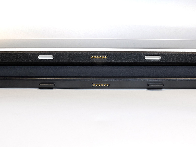 底面にはタッチパッド付キーボードの接点を備える。脱着はマグネットを使用しており、しっかりと固定される
