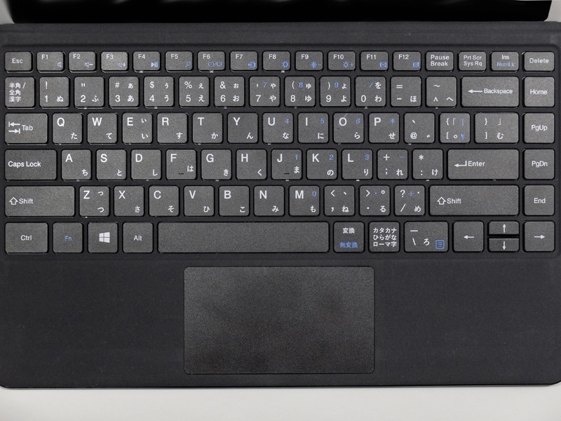 日本語配列だが、右端の配置がかなり変則的だ