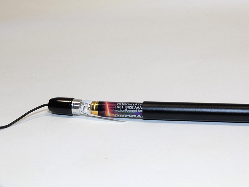 使用する電池は単6アルカリ乾電池、LR61（SIZE AAAA）