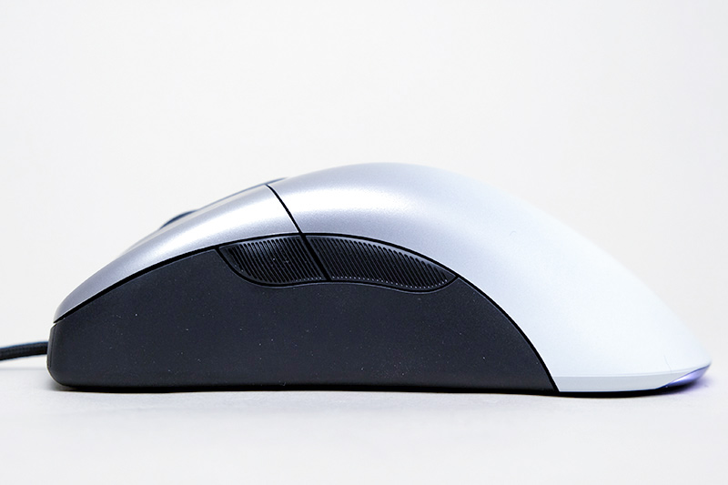 左側面。サイドボタン2つ