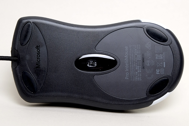 底面。中央にPixArt「PAW 3389 Pro-MS」センサーを備える。ケーブルは布巻き仕様。製造国は中国と表記がある。