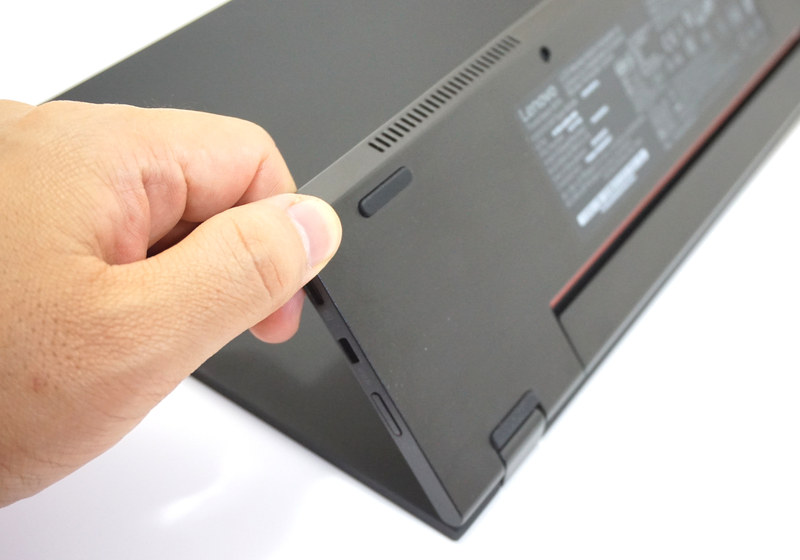 軸を中心にパネルを回転させるように引っ張り上げ、スタンドとして利用する