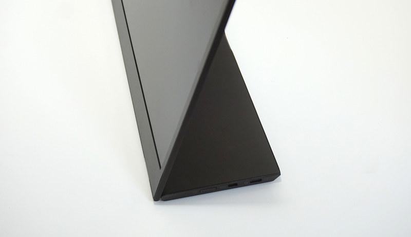 軸を中心にパネルを回転させるように引っ張り上げ、スタンドとして利用する