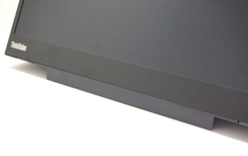 スタンドの下部にあるプラスチックパネルを跳ね上げて、液晶を上向きにすることも可能