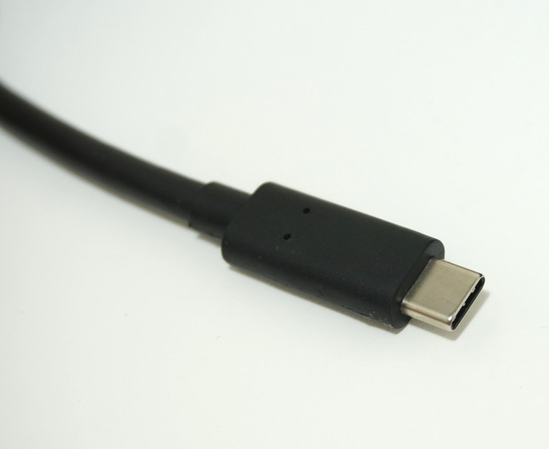 ThinkVision M14に付属する専用ケーブルは、どちらの端子もType-C