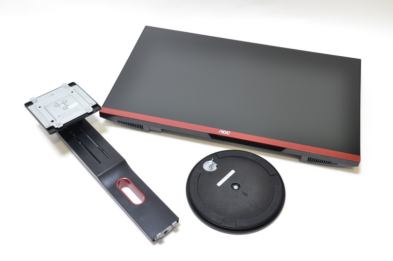 購入時はディスプレイとスタンド、ベースの3つに分離している