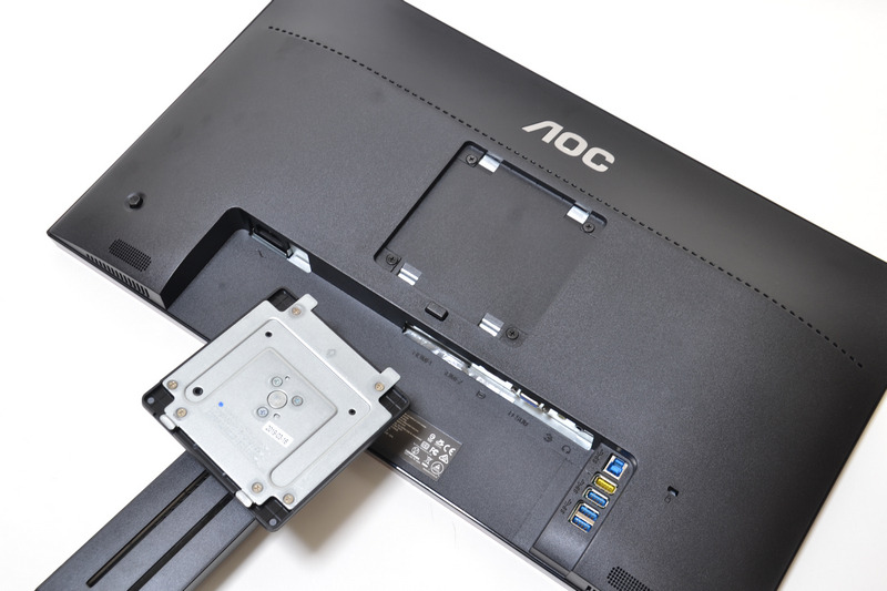 ディスプレイの背面にある穴と、スタンドの部品を重ね合わせてはめ込む