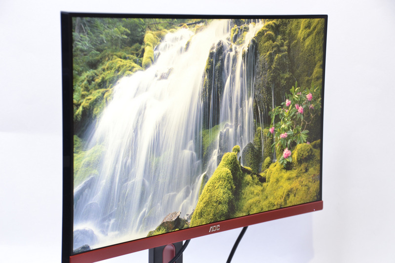 左右の視野角はTNパネルにしてはかなり広く、角度をつけて見ても違和感がない