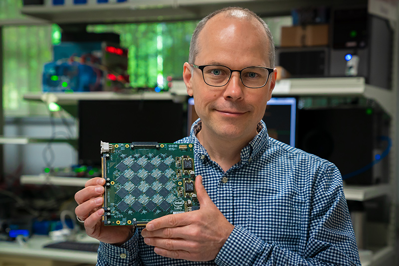 Nahukuボードを手にするIntel Labsマネージングディレクター Rich Uhlig氏