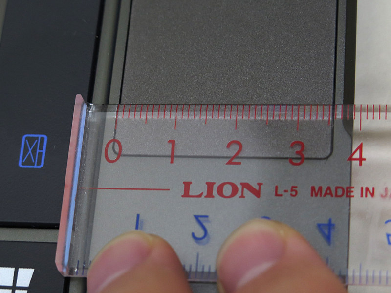 タッチパッドは約62×35mm。精度やポーリングレートはよく、面積は小さいがキビキビ動く。複数本指のジェスチャにも対応する