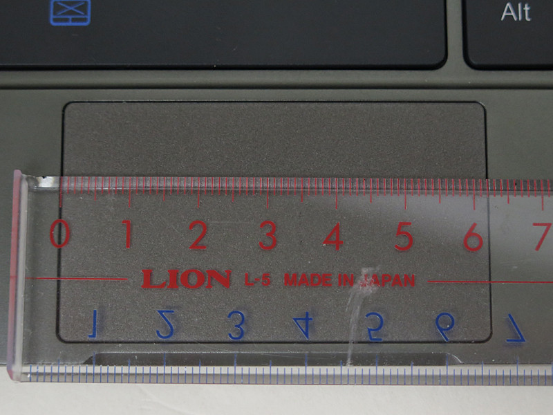 タッチパッドは約62×35mm。精度やポーリングレートはよく、面積は小さいがキビキビ動く。複数本指のジェスチャにも対応する