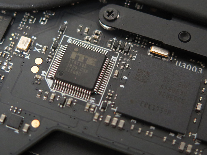 ITEのスーパーI/Oチップも見える