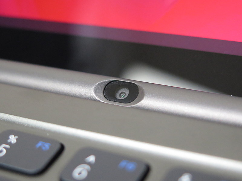 200万画素のWebカメラをヒンジ部に搭載