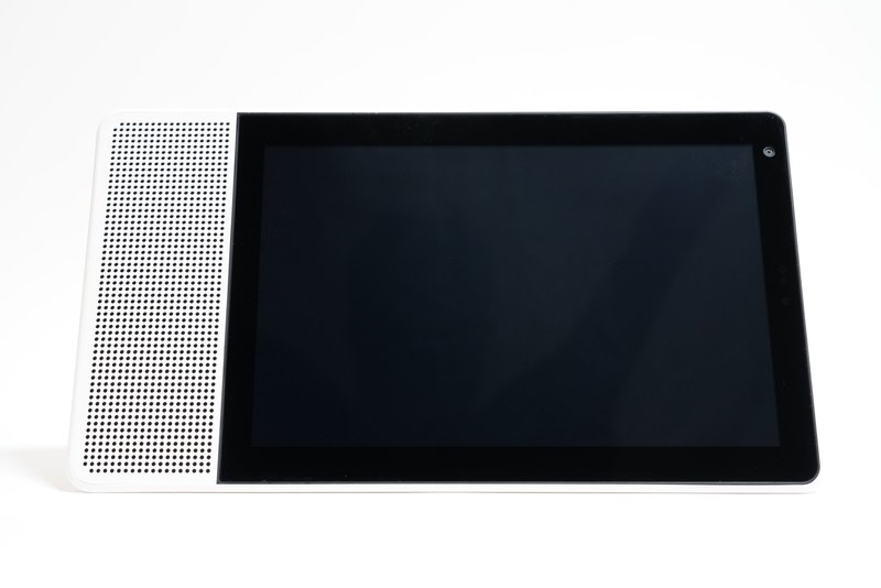 本体前面。前面右上には500万画素(720p)カメラ、前面右には光/近接センサーが内蔵されている