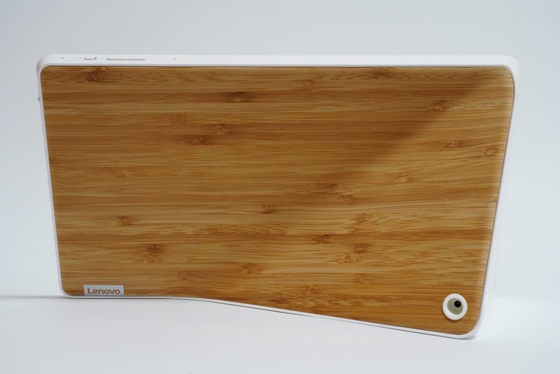 本体背面はバンブー調のデザインを採用。右下にあるのは電源端子