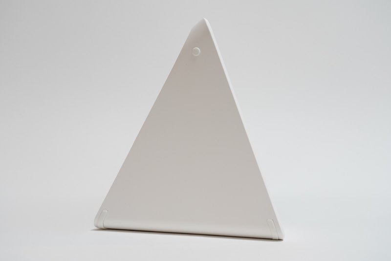 本体左側面。三隅にあるのは縦置きするためのゴム足だ