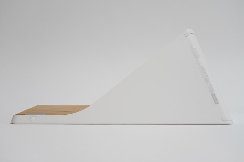 本体底面。左にあるのが保守点検時にのみ使用する「保守ツールカバー」。右側には認証情報やシリアルナンバーなどが記載されている