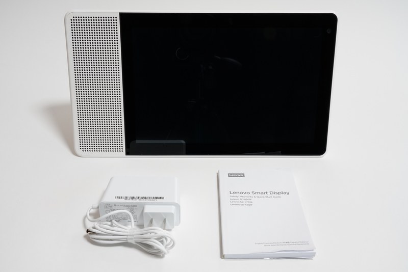 パッケージにはLenovo Smart Display M10、電源アダプタ、クイックスタートガイド、購入証明書(購入証明書はクイックスタートガイドの裏面に貼りつけられている)