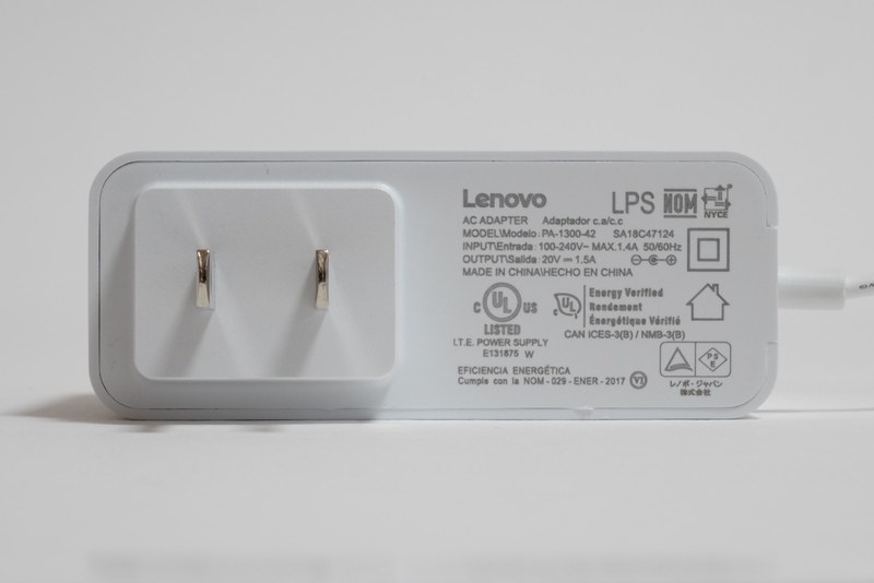 電源アダプタの仕様は入力100～240V/1.4A、出力20V/1.5A