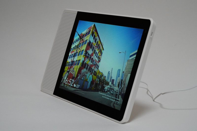 M10の視野角は85度。斜めから見ても一定の階調、発色が保たれる