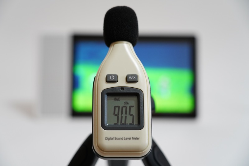 YouTubeで公開されている「前前前世(movie ver.) RADWIMPS MV」を最大ボリュームで再生したさいの音圧レベルは最大90.5dBA(50cmの距離で測定)