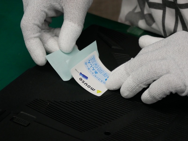 背面にシールを貼る