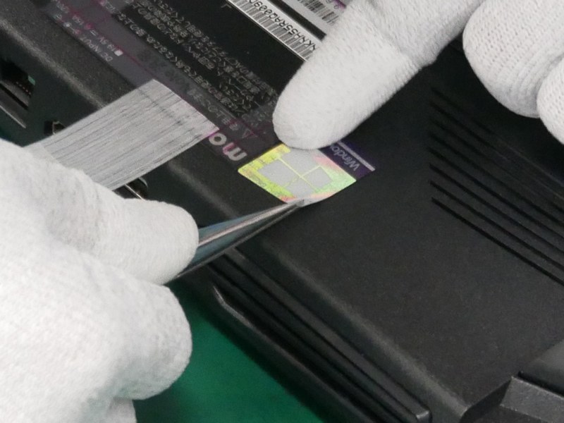 Windowsのロゴマークはピンセットを使って貼りつけた