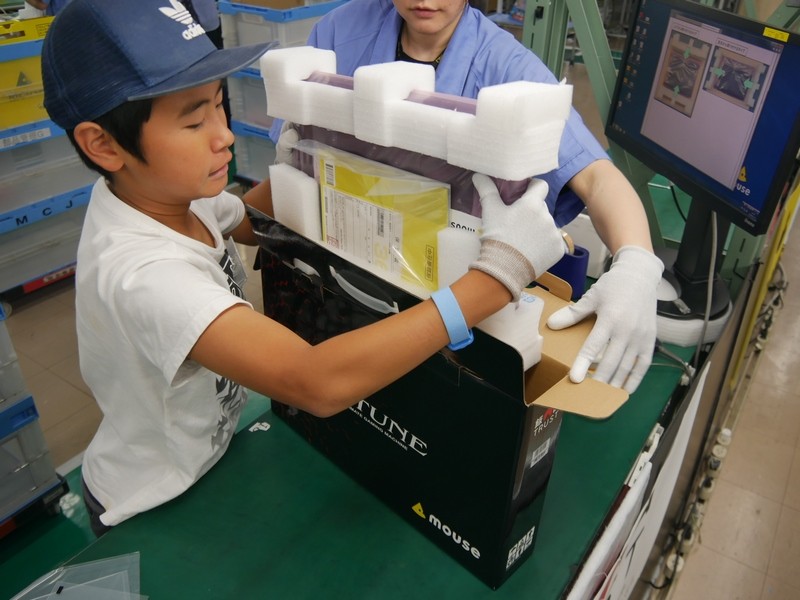 梱包箱に入れる