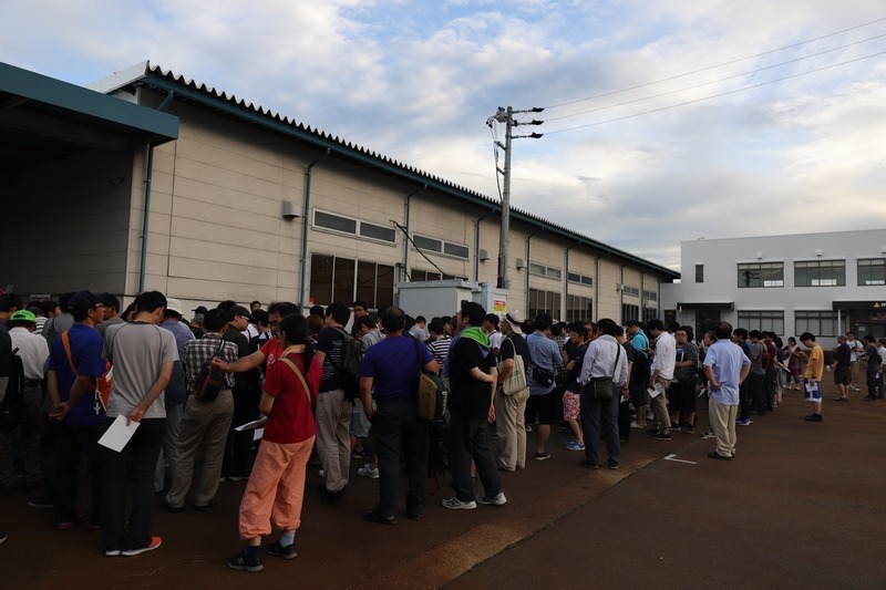 午前6時には約200人が列を作った