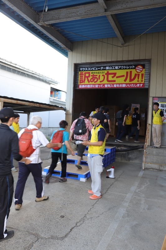 セール会場となる倉庫の中に次々と人が入っていった