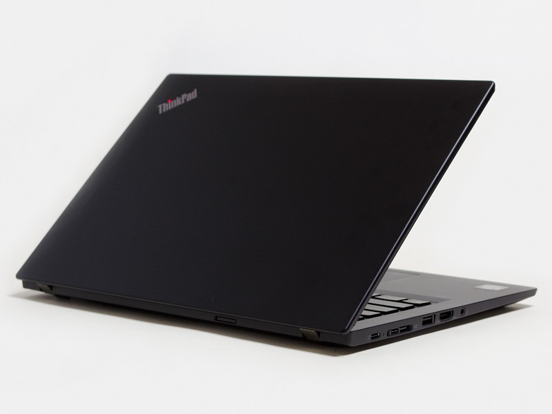 ロゴはThinkPadのみ。iのドットが赤く光る。少しわかりにくいが、背面側面にmicroSDカードスロット