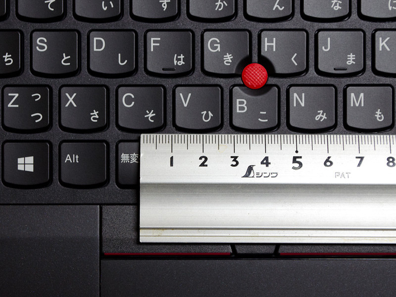 実測で約19mm。[Enter]キー左側や[変換][無変換]のピッチが少しせまいものの破綻するほどでもない