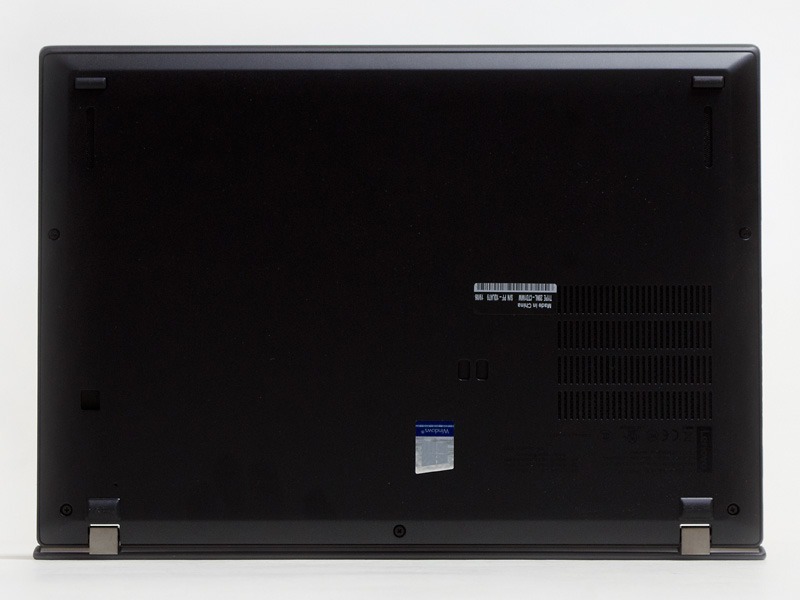 手前左右のスリットにスピーカー。バッテリは内蔵式で着脱できない