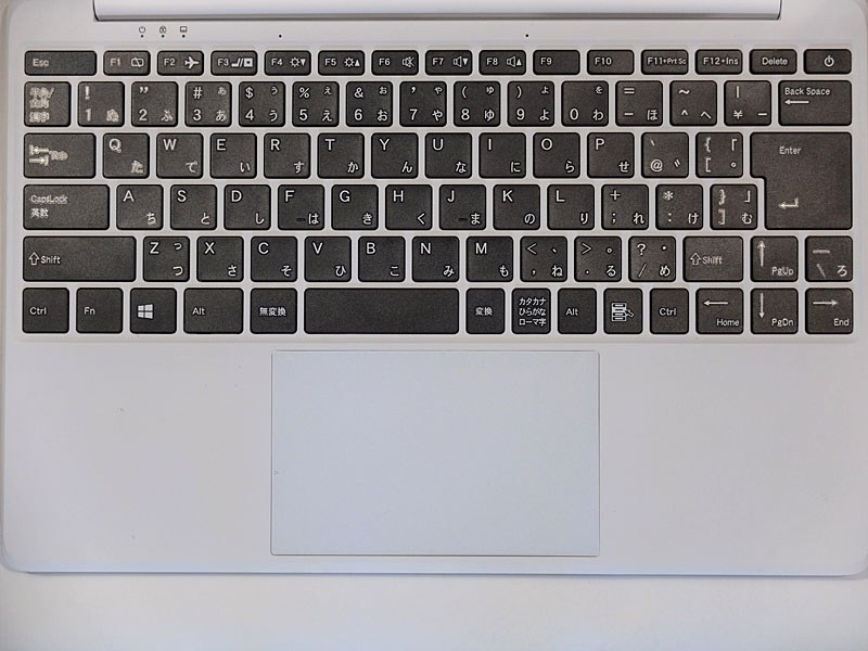 キーボードは標準的な日本語レイアウトだが、両端が狭いため、キーボードのエリアが広い
