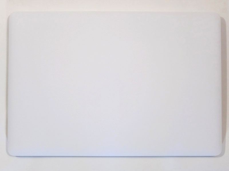 天板にはロゴマークなどが一切入っておらず、白い板のような作り