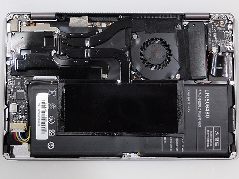 底面カバーを外したところ。巨大なヒートシンクが内蔵バッテリ上にも配置されている。カバーは底面の6個のネジを外すことで着脱できる