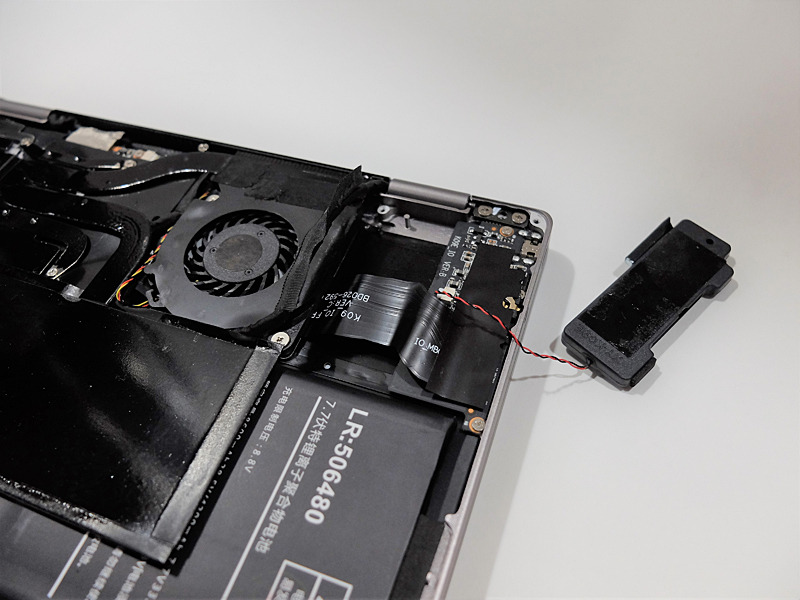 プラチナエディションではメモリ容量が2倍となっており、メモリチップが2枚から4枚に増加し、基板がL字型に拡大された。そのためOneMix 3(無印)が装備していたM.2スロットの部分にはスピーカーが装着され、M.2スロットは省かれている