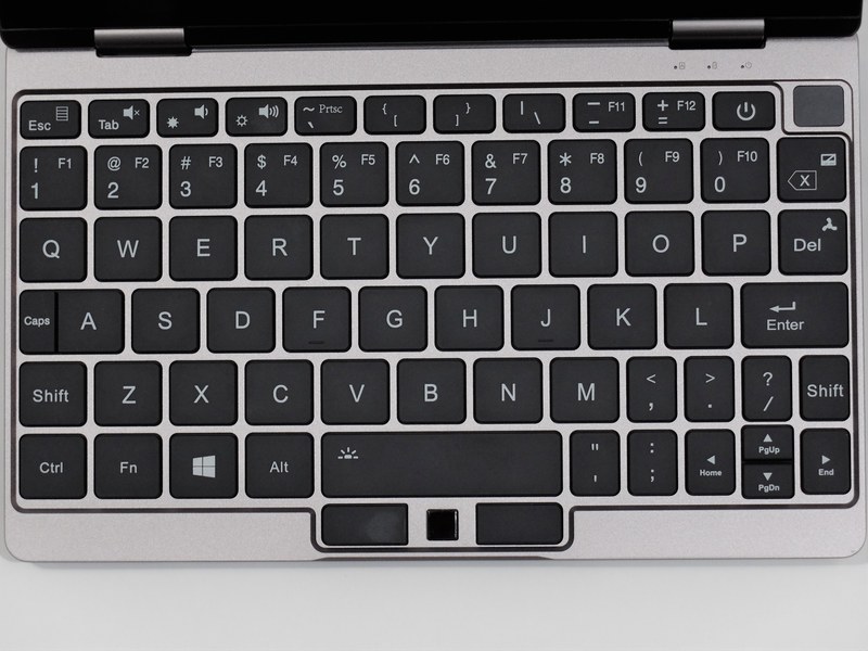 キーボードは英語配列ベースだが、OneMix2などシリーズ独自の変則レイアウトを採用する