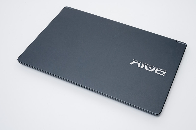 スリムで軽量な筐体。シンプルだがさりげない上質さを感じる