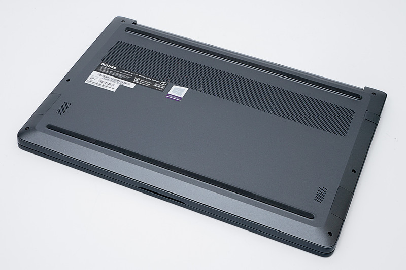 裏面もシンプルなデザインだ