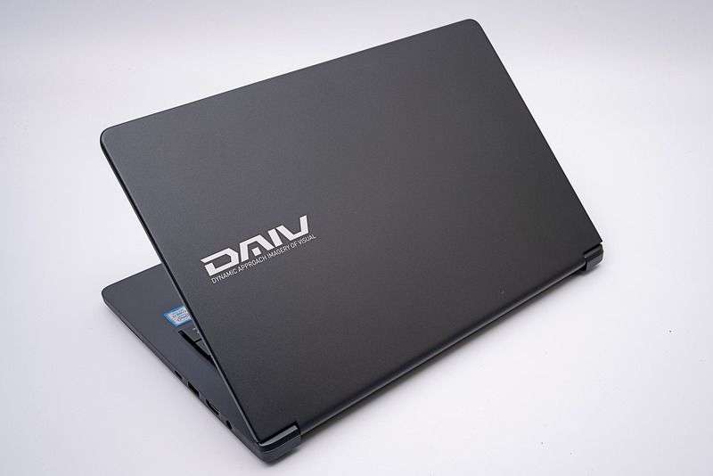 筐体の素材はマグネシウム合金を採用している