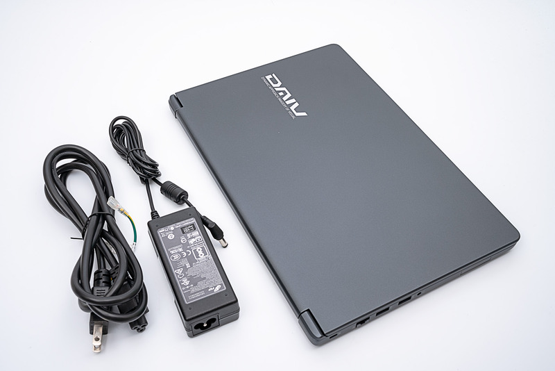 出力仕様65WのACアダプタが付属する