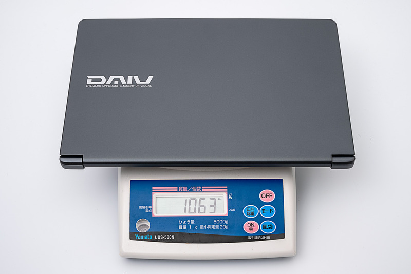 公称重量は約1.13kg。実測では1,063gと公称よりも軽かった