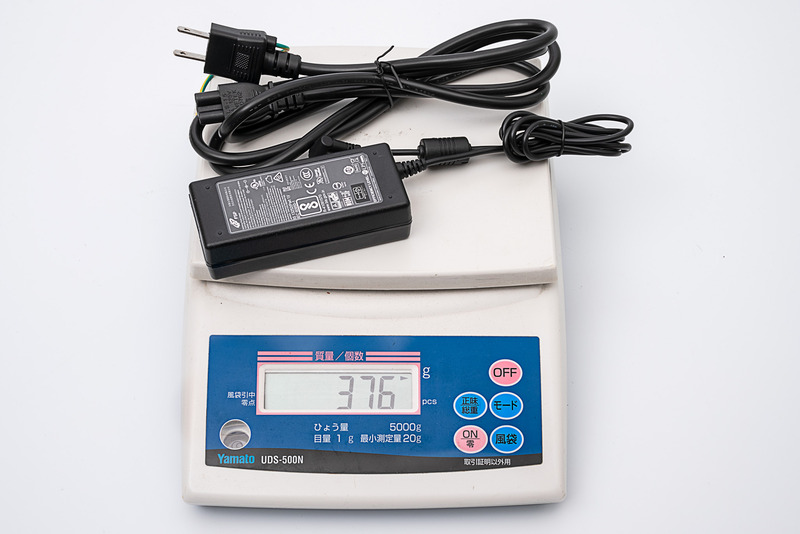 ACアダプタの重量は376g。実測サイズは105×47×30mm(幅×奥行き×高さ)