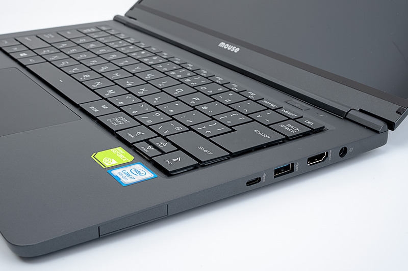 右側面。奥から音声入出力端子、HDMI、USB 3.0、USB 3.0 Type-C