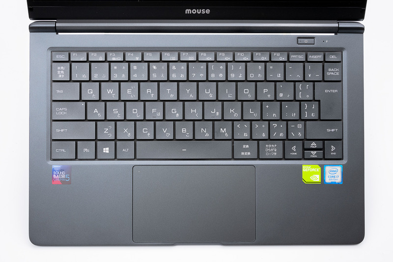 キーボードのキーピッチは約18mm、キーストロークは約1.4mm。右Altなどキーの省略はあるが、比較的クセのない配列