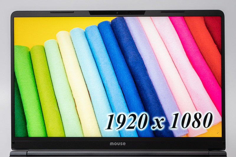 液晶ディスプレイのサイズは14型、表示解像度は1,920×1,080ドットに対応する。IPSパネル採用で視野角も広く、視認性は良好だ。