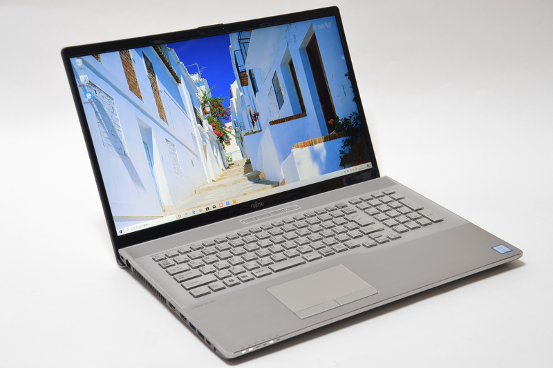 明るい色合いのシャンパンゴールド。デザインも含めて派手さはなく落ち着いた印象だ