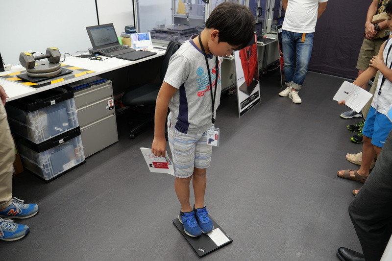 実際にThinkPadに乗っても壊れないことを体験