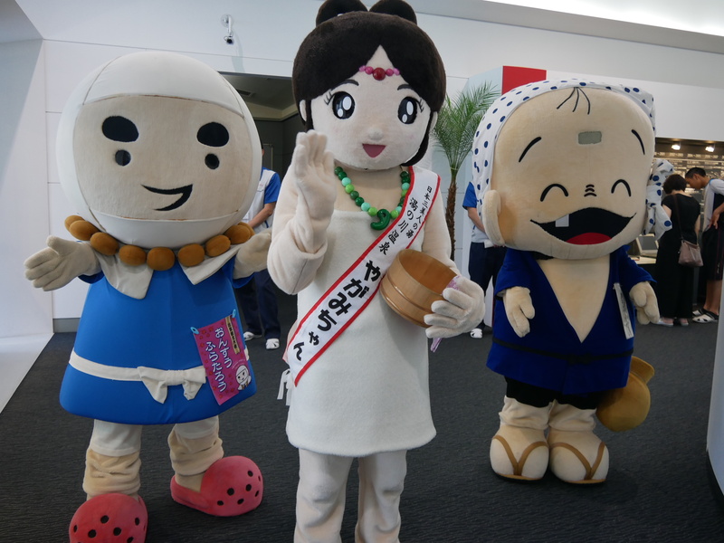 地元のゆるキャラたちがお出迎え。(右から)安来市のあらエッサくん、湯の川温泉の湯あがり美人姫やがみちゃん、出雲観光大使のおんすうふらたろう